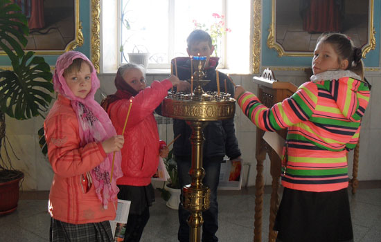 Ребята на экскурсии в Новосельском храме