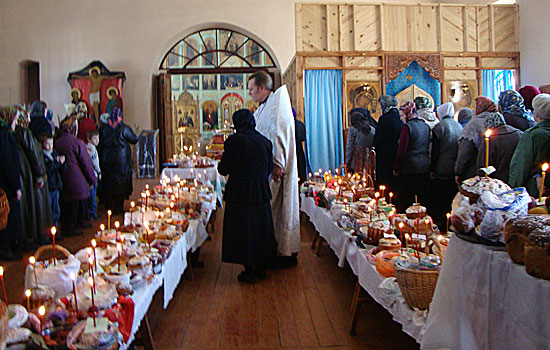 Освящение пасох, куличей и яиц в храме села Большое Окулова